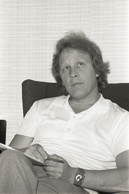 Kirjanik Arvo Valton.