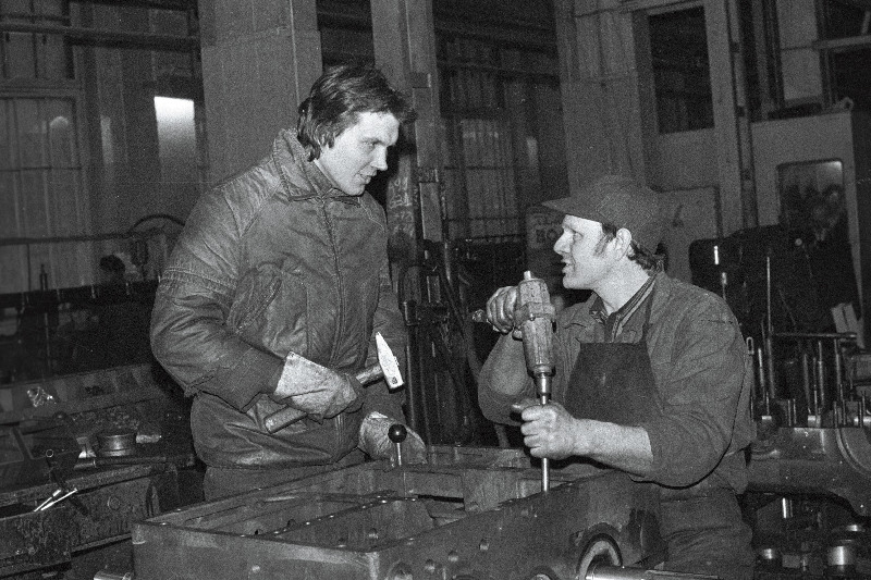 Tootmiskoondise "Talleks" töölised Uno Kallas ja Aleksei Nefedkin enne kommunistlikku laupäevakut nõu pidamas.