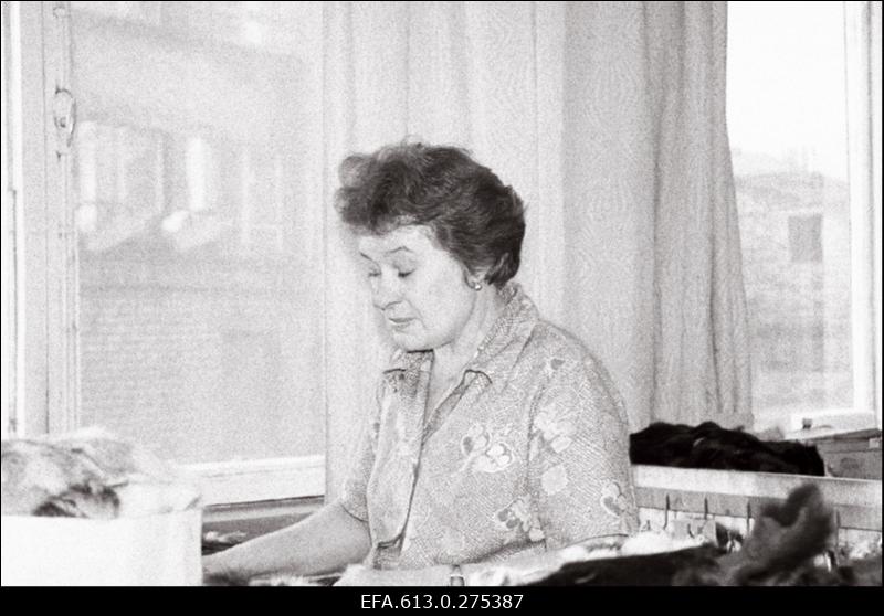 Nahkgalanteriikombinaadi Linda töötaja.