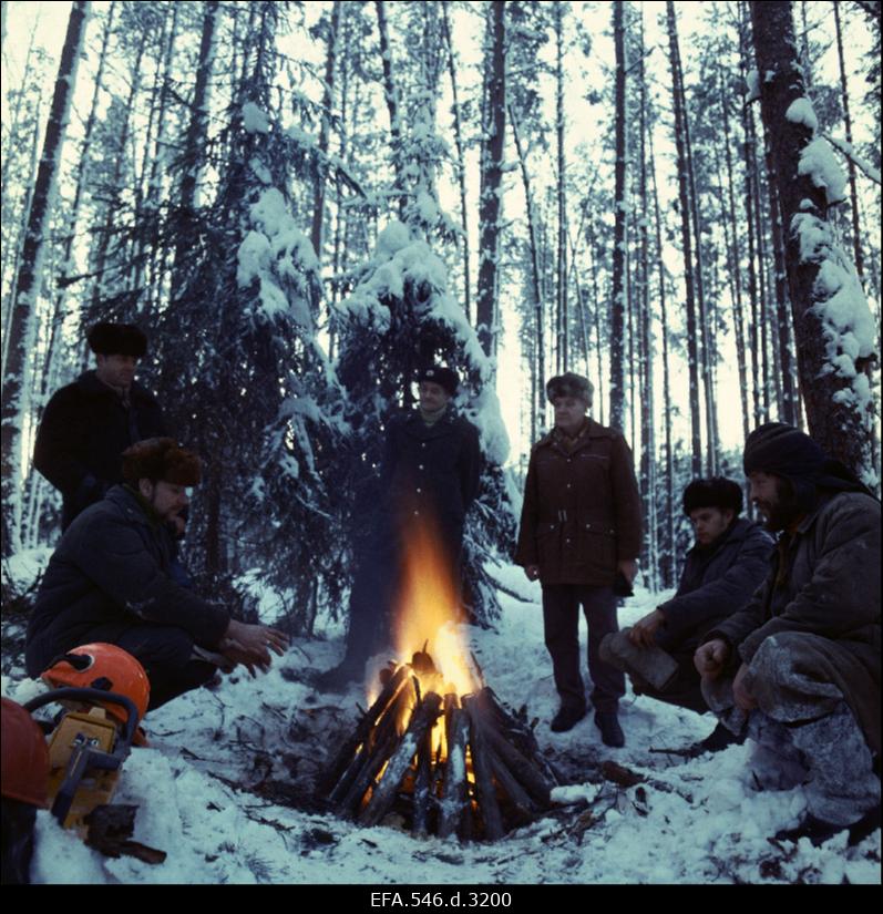 Valga metsamehed lõkke ääres.