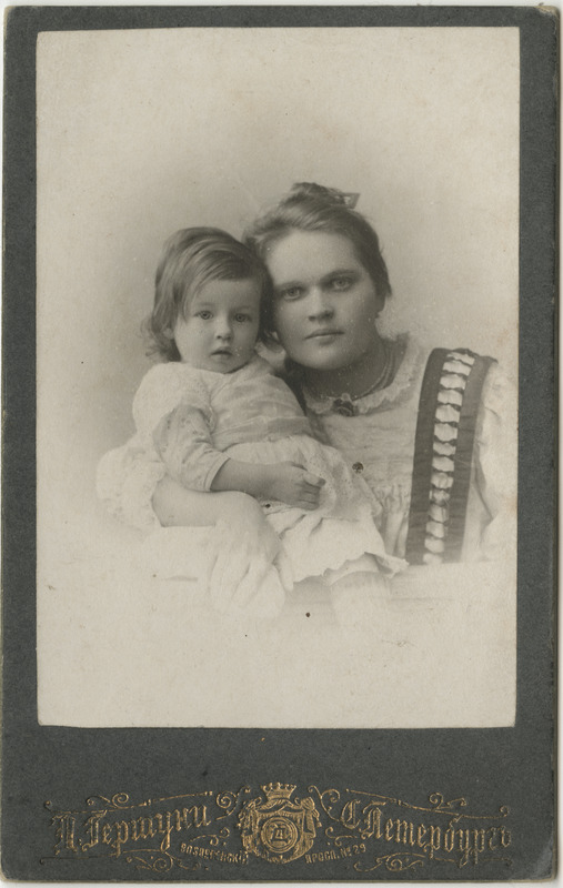 Portreefoto naisest kelle süles on väike tüdruk