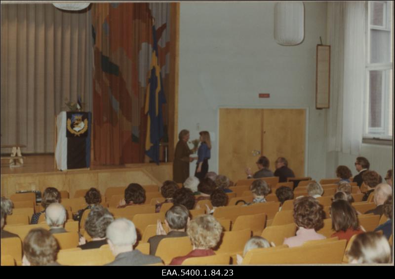 Alma Tederi tänamine lilledega Eesti Vabariigi 58. aastapäeva kontsert-aktusel Djäknepargi koolis