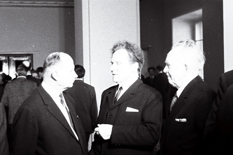 ENSV Kirjanike Liidu 6.kongressi vaheajal vestlevad luuletaja E.Hiir (paremalt) kirjandusteadlane J.Feldbach.