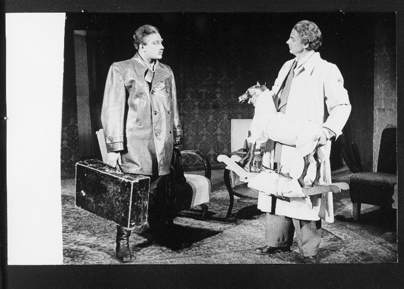 Stseen lavastusest Kaotatud kodu Riikliku Teatriinstituudi üliõpilaste esituses. Vasakult Eino Baskin.