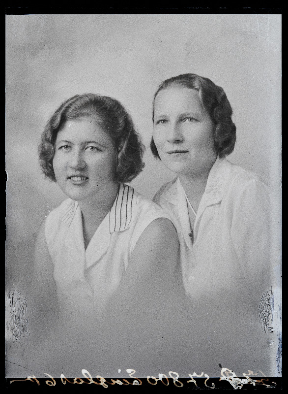 Kaks naist, Kobin (vasakul) ja Einglas.
