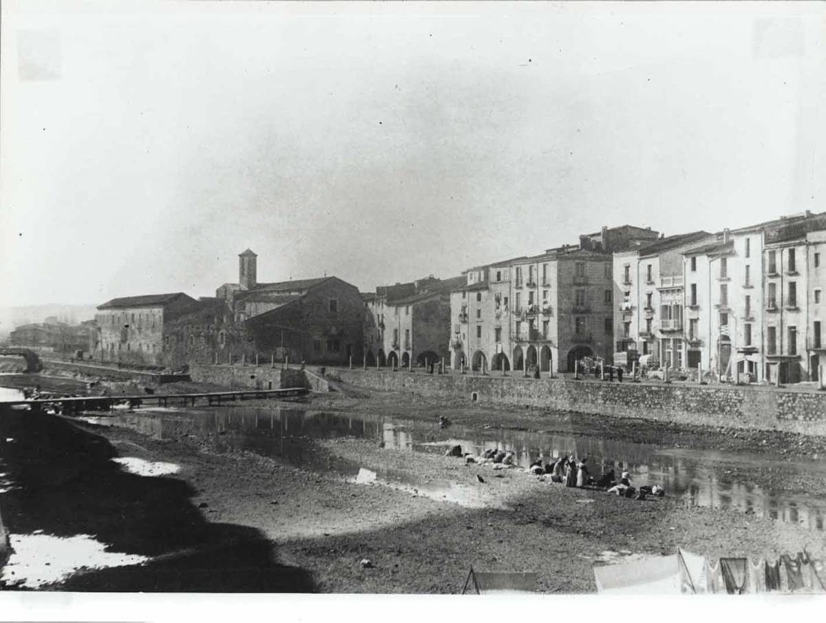 [View of the Onyar] - The convent of the Minimum, and the Areny lever seen from across the river. Parallel to the river, the boulevard Pi and Margall. Laundries are seen washing clothes in the river and clotheslines in extended clothes.