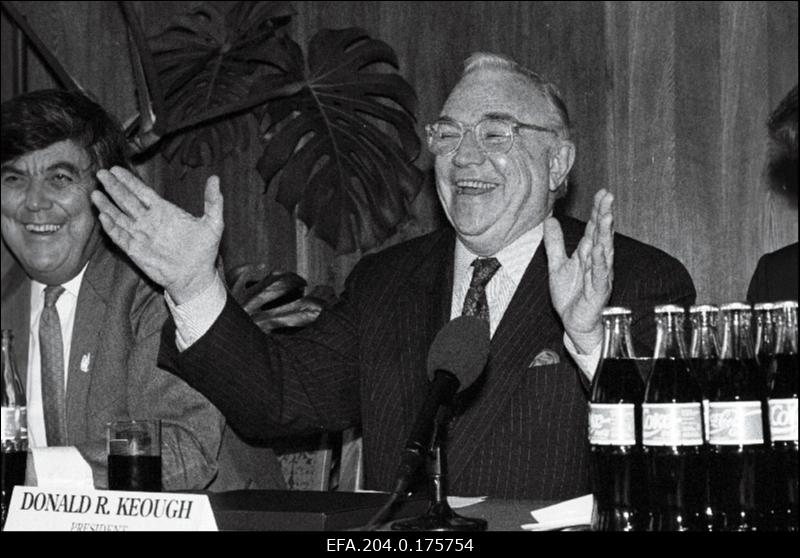 Karastusjookide kontserni Coca-Cola president Donald R. Keough pressikonverentsil Tallinna Karastusjoogid AS-is Kadaka teel.