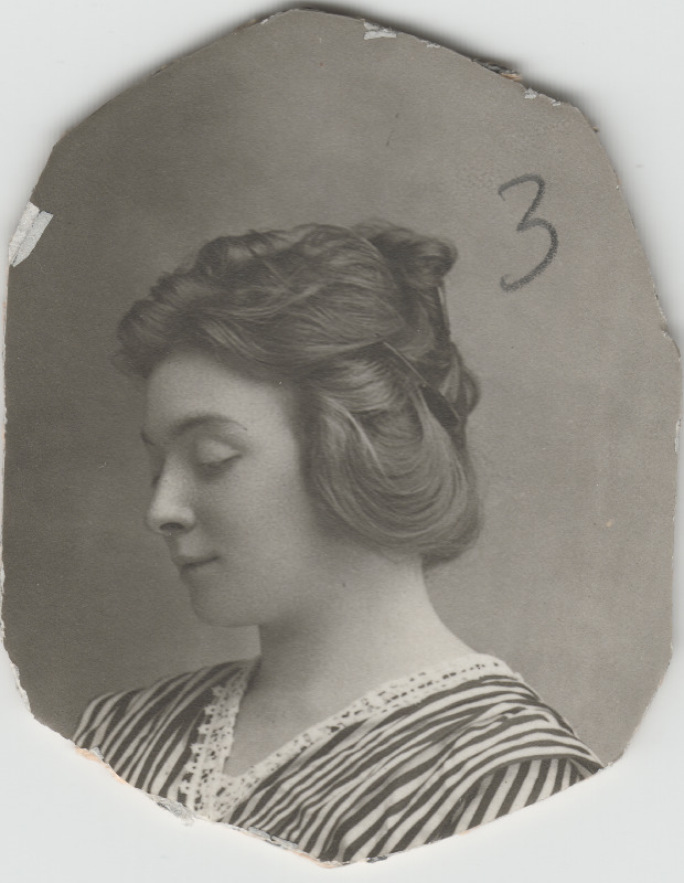 Tundmatu naise [Eduard Virgo tuttava või sugulase?] fotoportree