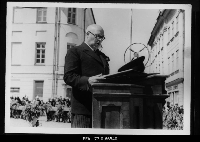 Tartu linnapea tuletõrje 75. aastapäeva juubelipidustel kõnelemas.