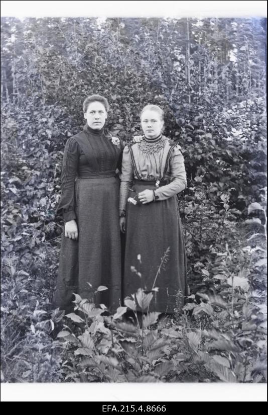 Kaks naist, Riet ja Suurtük looduses.