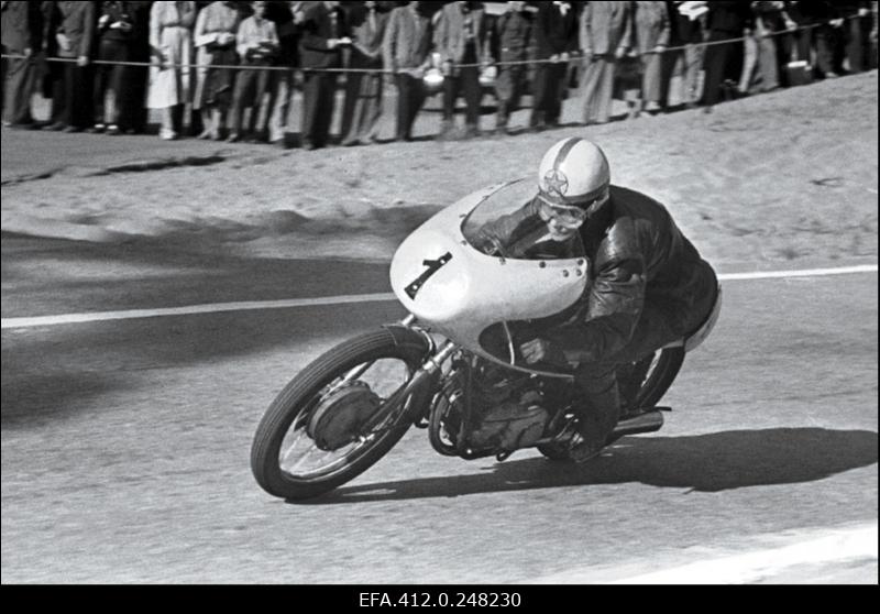 NSV Liidu meistrivõistlused mootorraturite ringrajasõidus Pirita-Kose-Kloostrimetsa ringrajal.