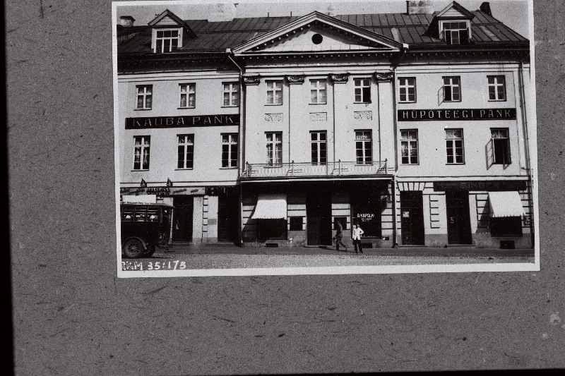 Kauba ja hüpoteegi panga hoone Raekoja platsil.