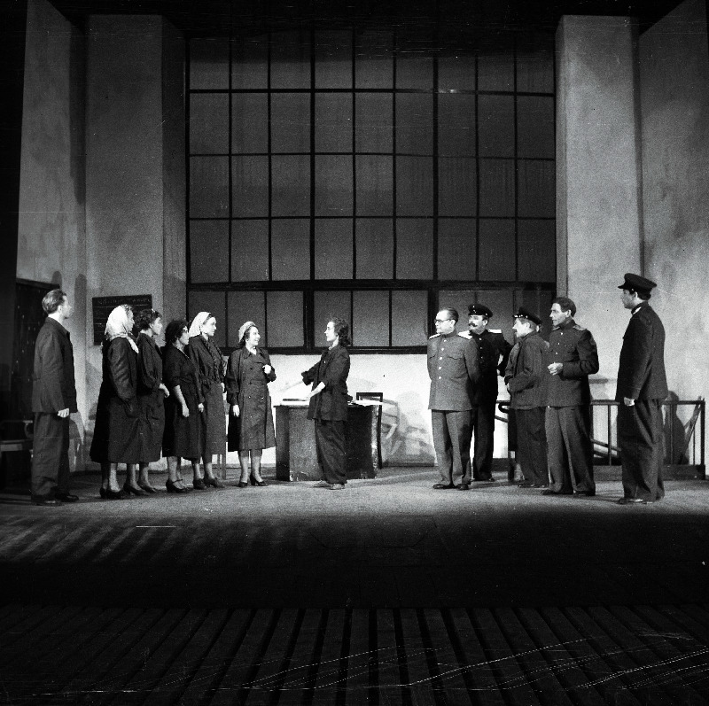 Stseen A. Simukovi komöödiast Tütarlapsed - kaunitarid.