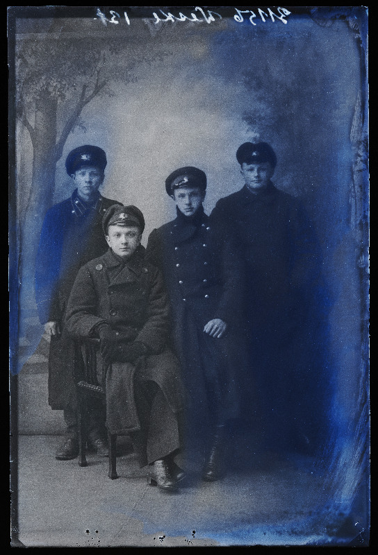 Grupp kooliõpilasi, (foto tellija Veske).