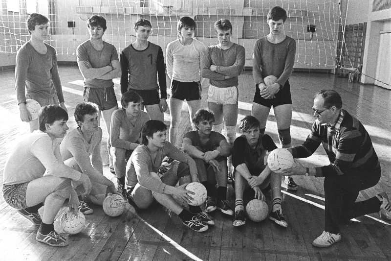 Vabariigi noorte võrkpallikoondise liikmeid juhendab Eesti NSV teeneline treener, Tallinna Spordiinternaatkooli treener Raimund Pundi.