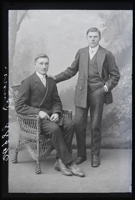 Kaks noormeest, (foto tellija Püks).