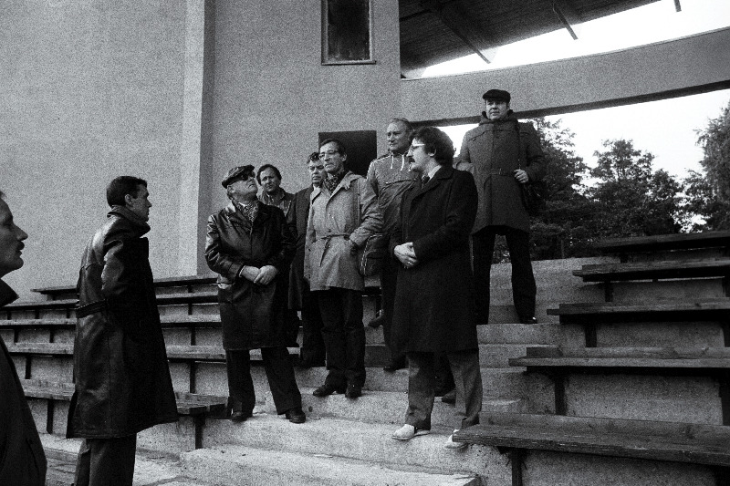 Eesti NSV Spordiajakirjanike Föderatsiooni korraldatud Balti liiduvabariikide spordiajakirjanike kokkutulekust osavõtjad
Pärnu "Kalevi" staadionil kuulavad Pärnu Linnanõukogu esimeest Vambo Talu (vasakul)