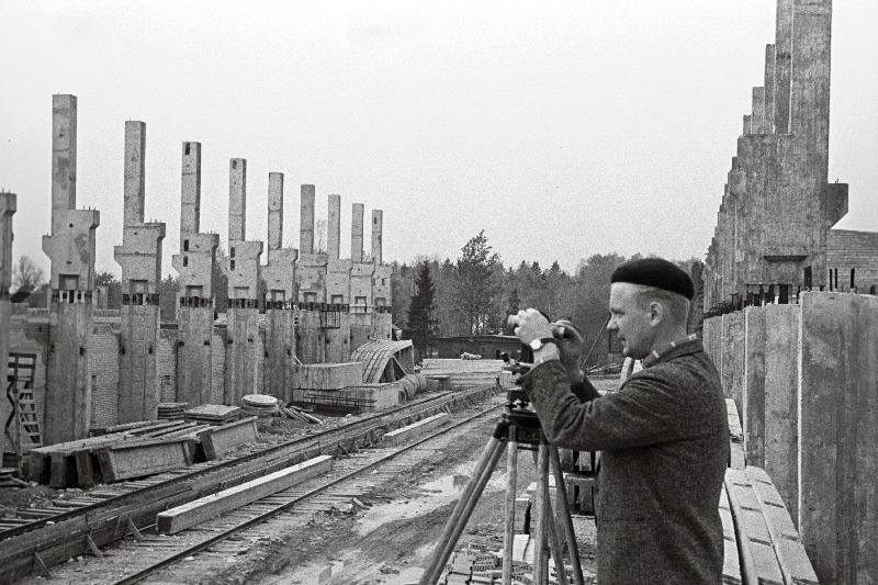 Ehitatava Ellamaa elektriseadmete ja transformaatorite remondi tehase ehituse töödejuhataja Vello Kruus kontrollimas raudbetoonkolonnide paigaldust.