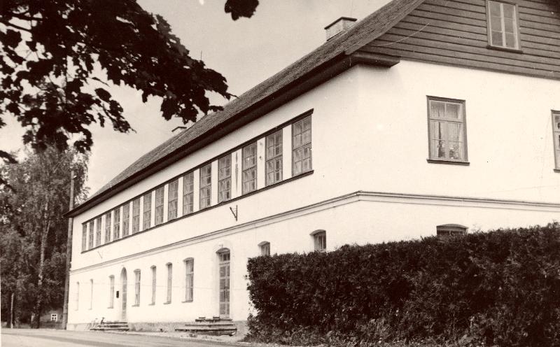 Vaade Palamuse Keskkooli hoonele, kus 10.-19.07.1961 toimus Eesti Geograafia Seltsi ja Teaduste Akadeemia Kodu-uurimise Komisjoni III geograafia-alane kodu-uurimise seminar.