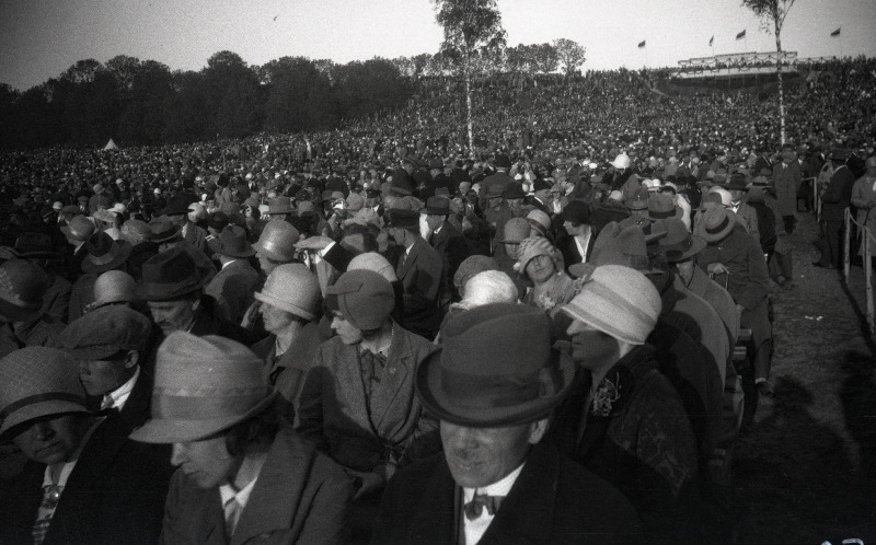 Vaade rahvast täis Tallinna lauluväljakule IX või X üldlaulupeo ajal, esireas paremal Eduard Virgo