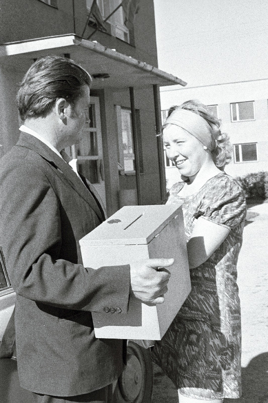 Harju rajooni valimiskaoskonna nr.238/30 komisjoni liige Raimo Männis ja aktivist Maia Slapova lähevad valimiskastidega elatanud valijate kodudesse NSV Liidu Ülemnõukogu valimiste ajal.