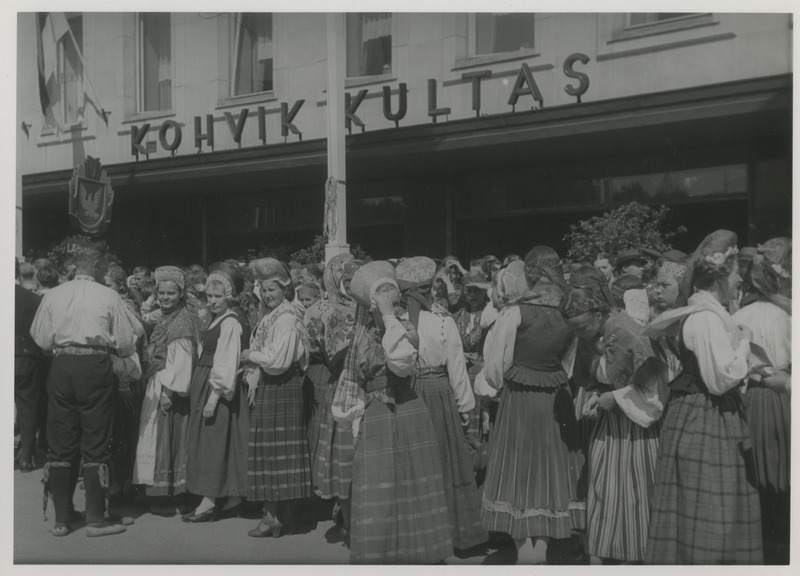 Rahvarõivais noored kohviku "Kultas" ees ootamas