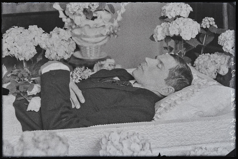 Viljandi Maakonna Poeglaste Gümnaasiumi õpetaja Edgar Kibe (srnd 26.04.1931) põrm kirstus.