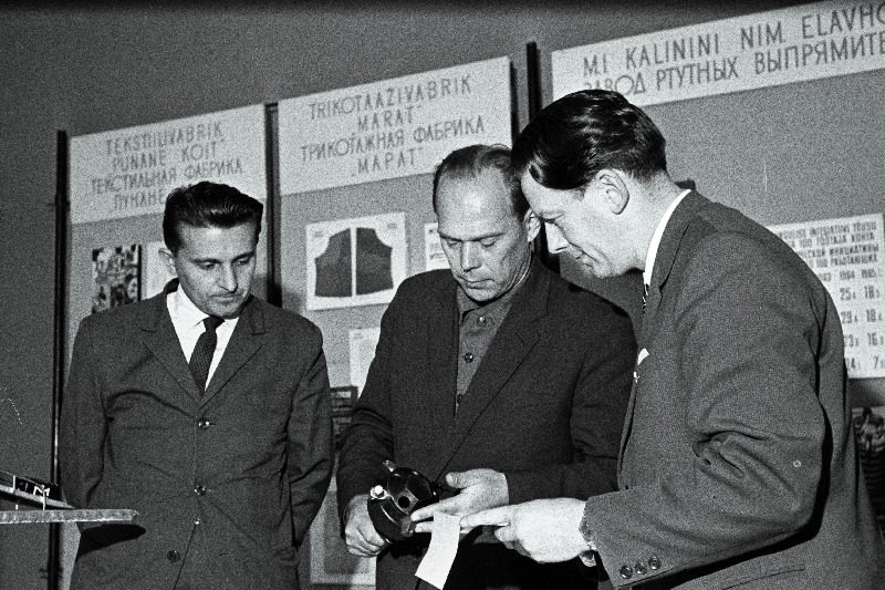 Eesti NSV leiutajate ja ratsionaliseerijate vabariikliku kongressi delegaadid Eesti NSV teenelised ratsionaliseerijad Parfümeeria ja Toidurasvade Kombinaadi peainsener Eliot Tamm (vasakul), tehase Estoplast tööriistatsehhi juhataja Vladimir Laksberg ja Gagarini-nimelise näidissovhoostehnikumi peainsener Heino Tusti.
