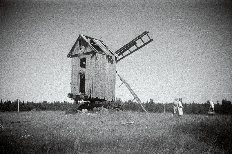 Hüti küla lagunenud tuulik.