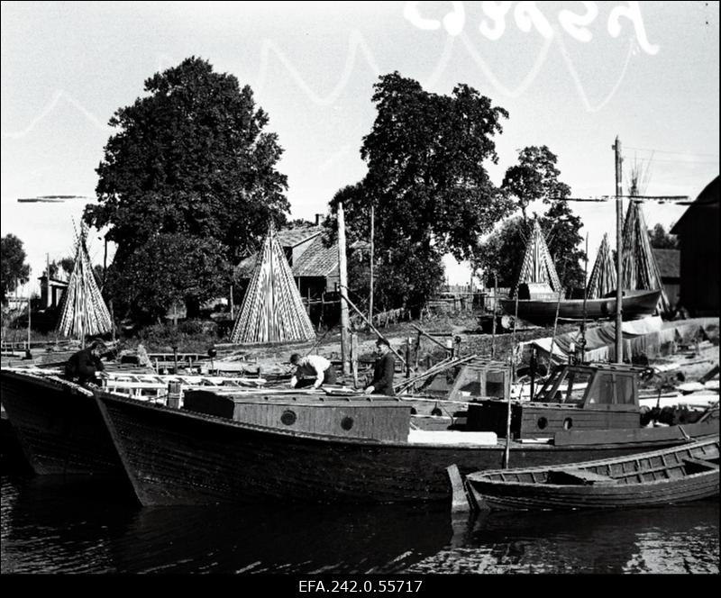 Pärnu rajooni kalurikolhoosi "Jahta" kalurid püügiks laevu korda seadmas.