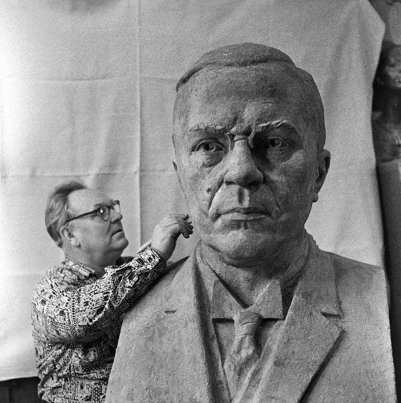 Skulptor August Vomm oma ateljees Eduard Vilde portreebüsti viimistlemas.