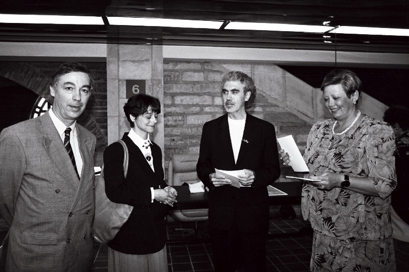 Prantsuse fotokunstniku Max Armengaud´i fotonäituse “Vatikan” avamine Eesti Rahvusraamatukogus. Vasakult: Prantsuse suursaadik Eestis Jaques Huntzinger, Prantsuse kultuurikeskuse Eestis direktriss Beatrice Boillot, Max Armengaud ja raamatukogu direktriss Ivi Eenmaa.