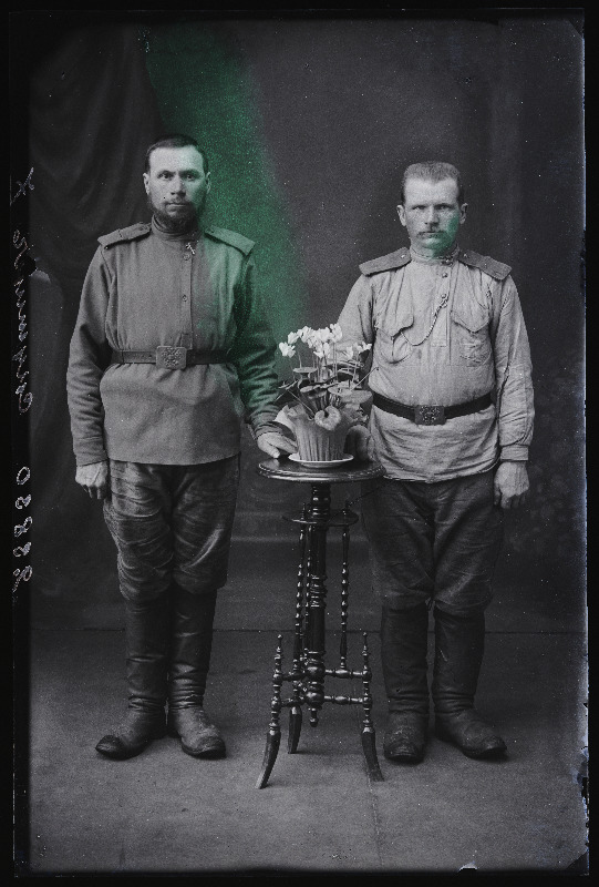 Kaks sõjväelast, (foto tellija Skutin).