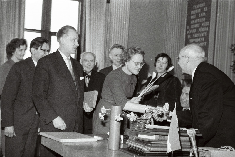 Üldsuse esindajad tervitamas Eesti NSV Teaduste Akadeemia presidenti J. Eichfeldi tema 70. aasta aünnipäeva ja 40 aastase teadusliku tegevuse juubeli puhul.