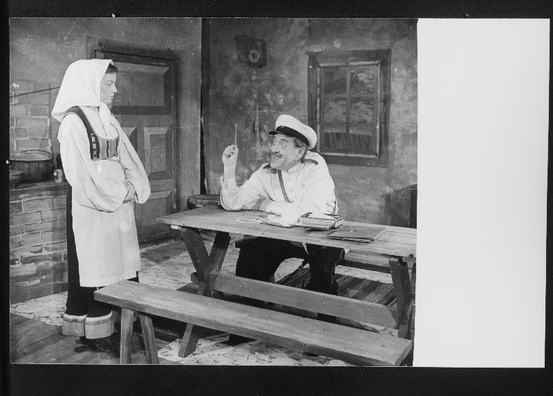 Stseen A. Särevi dramatiseeringust Kaugatoma kuningas A. Hindi romaani Tuuline rand II osa põhjal. Urjadnik - Franz Malmsten, Tiina - Inna Taarna.