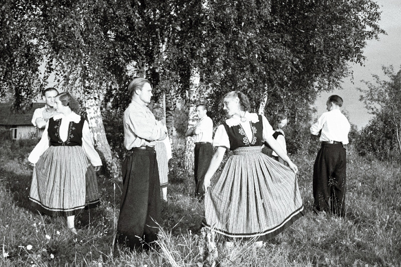 Antsla kultuurimaja ja tarbijate kooperatiivi isetegevuslased harjutusel.