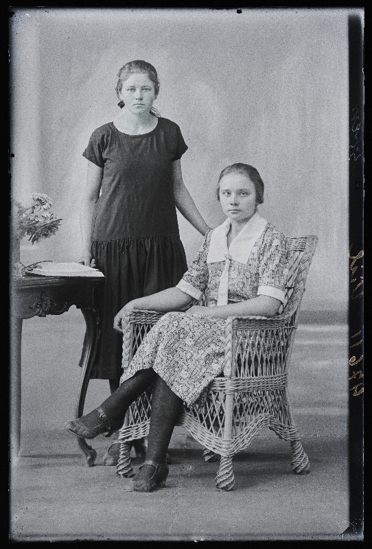 Kaks tütarlast, (foto tellija Viil Loodi, vald, Vana-Maiste talu).