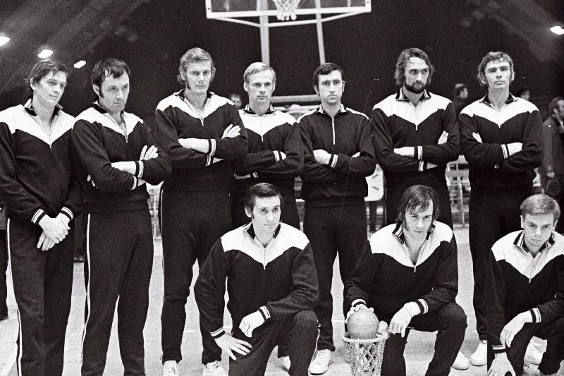 3. "Baltic Cup" korvpalliturniiri võitnud Tartu "Kalevi" meeskond. Seisavad: (vasakult) Jaak Salumets, Vjatšeslav Filatov, Jaak Lipso, Tõnis Randala, Peeter Kokk, Kalle Ilves, Jaan Lentsius; ees Anatoli Kirkun, Aleksei Tammiste, Mihkel Tiks.