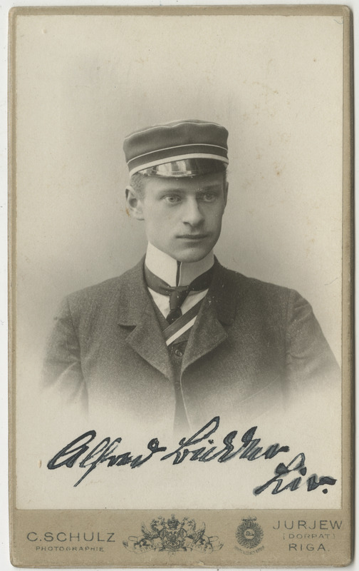Tallinna Toompea koguduse pastor Alfred Bidder tudengina, portreefoto