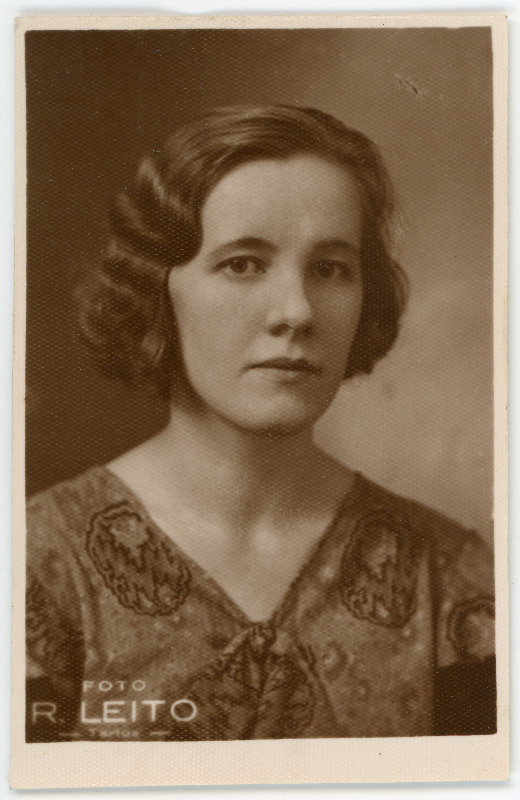 Drosdov, Sinaida, sünd 1905. Portreefoto välispassi saamiseks esitatud avalduse juurde