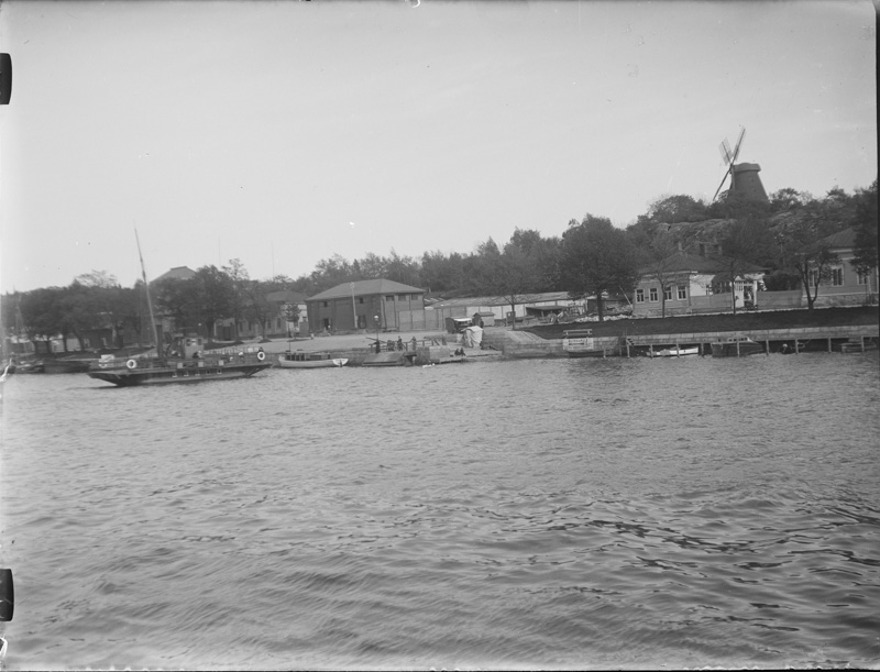 Aurajoki, Ylinen föri, Itäinen rantakatu 40-42 ja Samppalinnan tuulimylly; yleiskuva