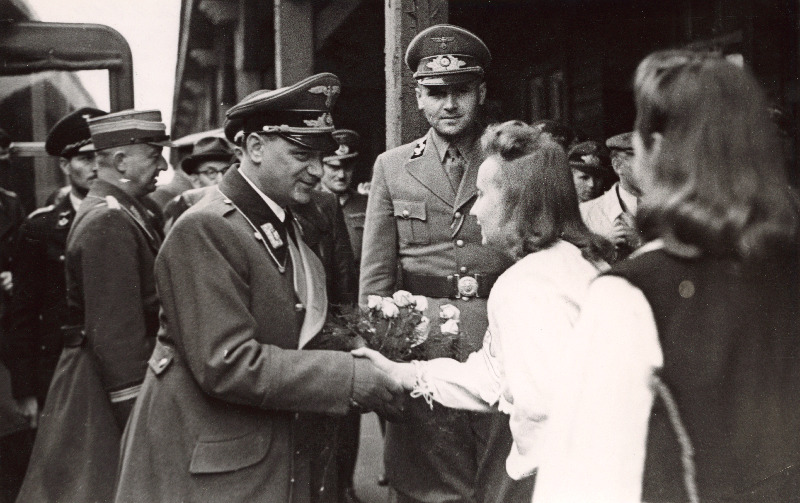 Saksa Ida-alade riigiministri Alfred Rosenbergi vastuvõtt Tartu vaksalis. Tagaplaanil vasakul kindralkomissar K. S. Litzmann, paremal piirkonnakomissar Kurt Meenen.