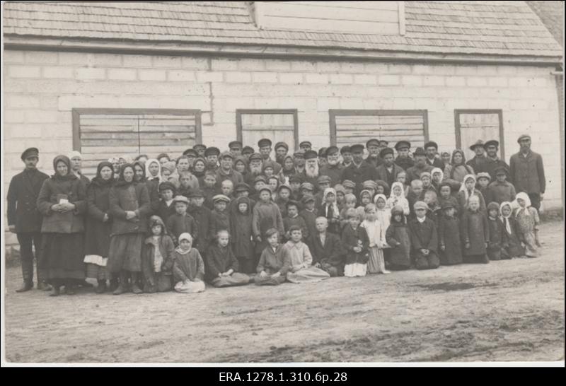 Inimesed toidujagamispunkti (seltsimaja) ees