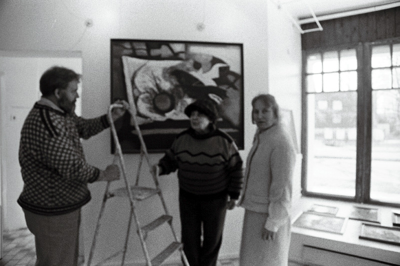 Maalikunstnik Valdur Ohaka näituse ülespanek Kilpkonna galeriis. Vasakult: maalikunstnikud Heiti Polli ja Eetla Ohakas ning tekstiilikunstnik Helgi Polli.