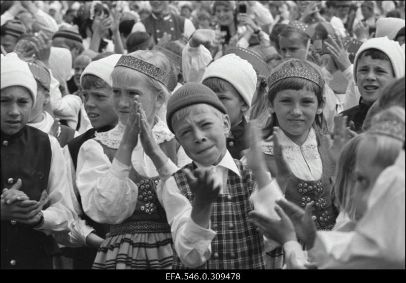 V Koolinoorte laulu- ja tantsupidu.