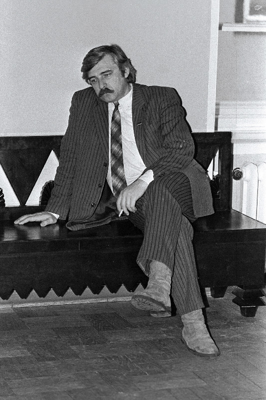 EV Ülemnõukogus. V. Lebedev koridoris istumas.