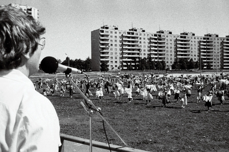 Eesti NSV koolinoorte VI laulu- ja tantsupeo proovi juhatab Ester Prinits.