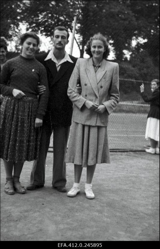 NSV Liidu 1953. a noorte tennise esivõistlusest osavõtjad.