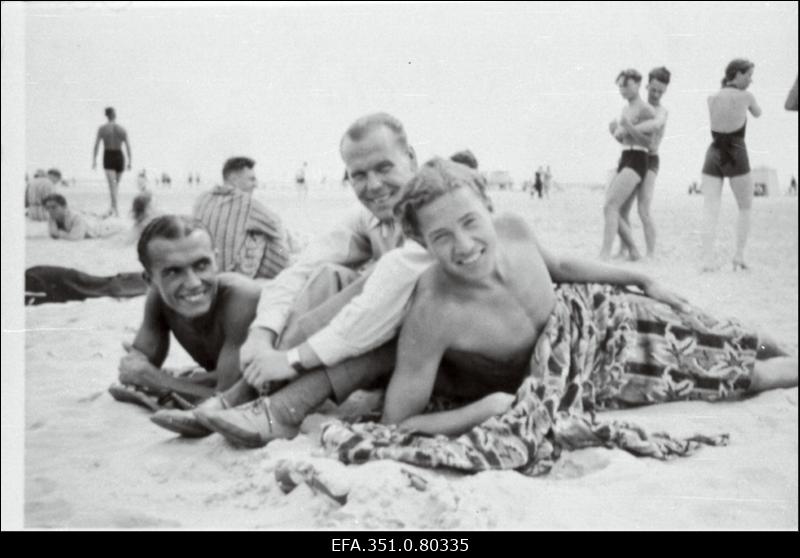 Helilooja Raimond Valgre koos oma sõpradega mererannas.
