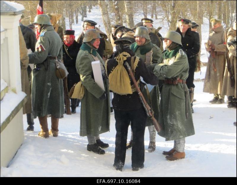 Taaslavastuslahing Viimsi mõisa pargis. Etendatakse Vabadussõja lahingut.